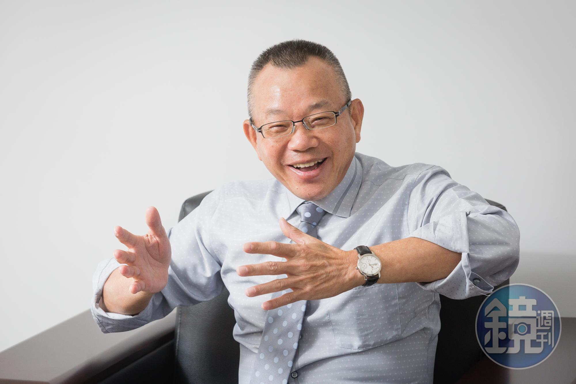 侯嘉生是拚命三郎,他為了打進目標客戶群,身段柔軟又有打不死的小強精神。
