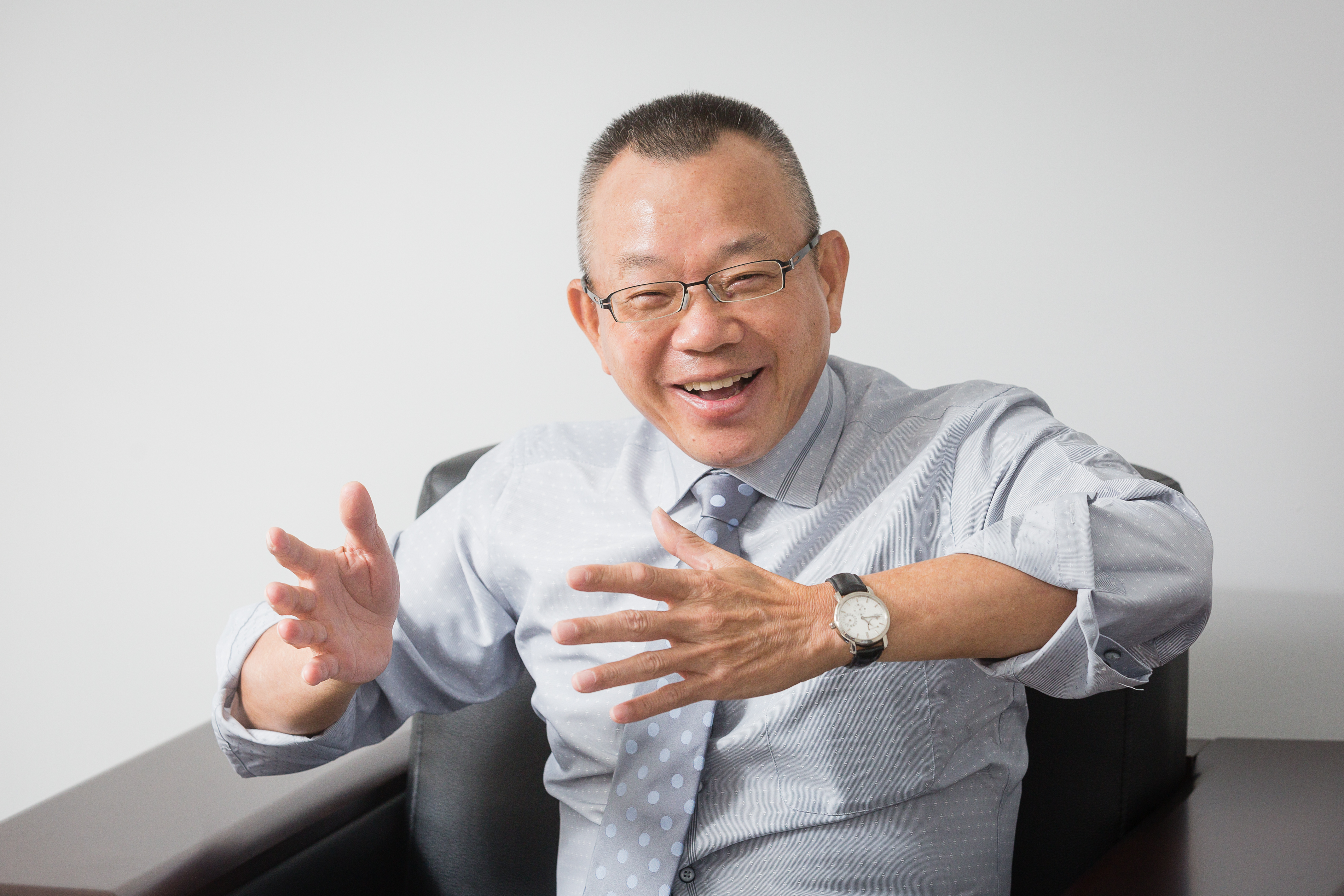 侯嘉生是拚命三郎，他為了打進目標客戶群，身段柔軟又有打不死的小強精神。