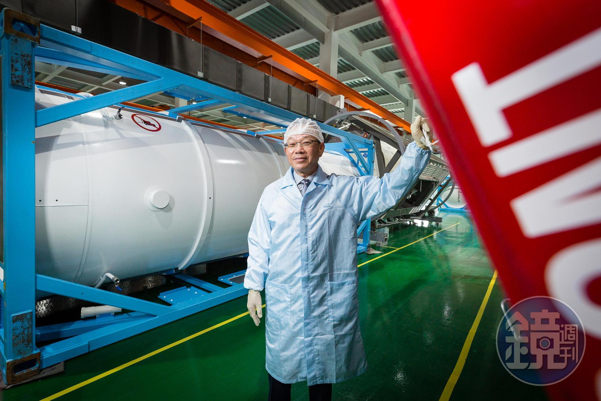 上品綜合工業在董事長侯嘉生帶領下,從生產各式鐵氟龍應用材料、內襯設備到整合設備工程,提供一站式服務,成為亞洲鐵氟龍內襯設備的龍頭。