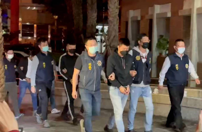 轄區六分局偵查隊昨天傍晚陸續將張嫌、陳嫌及李嫌（前中後）3人拘提到案。（警方提供）