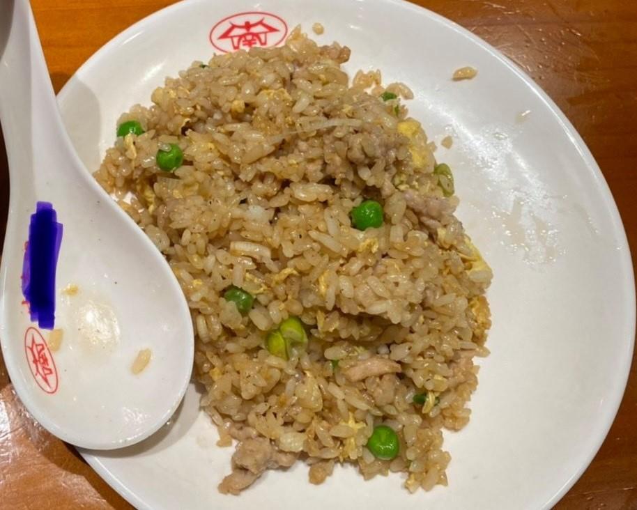劉芯彤曝光一盤「拳頭大」的肉絲炒飯竟要145元。(翻攝自劉芯彤臉書)