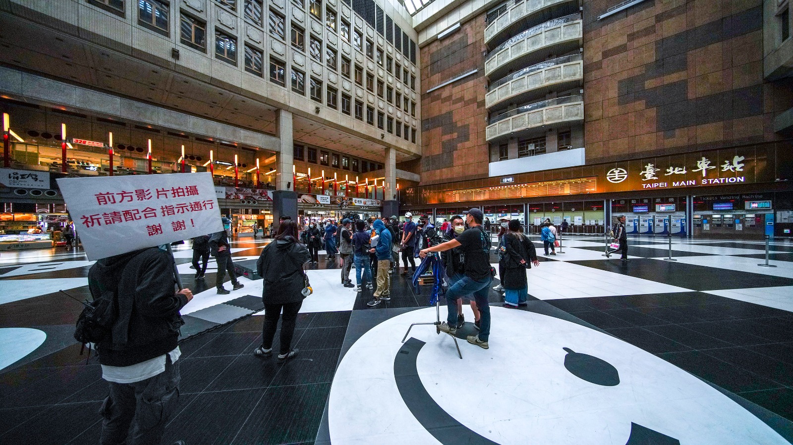 台北車站是台北的地標，空曠的大廳與黑白相間的地板，在電影裡的視覺效果非常好。（齊石提供）