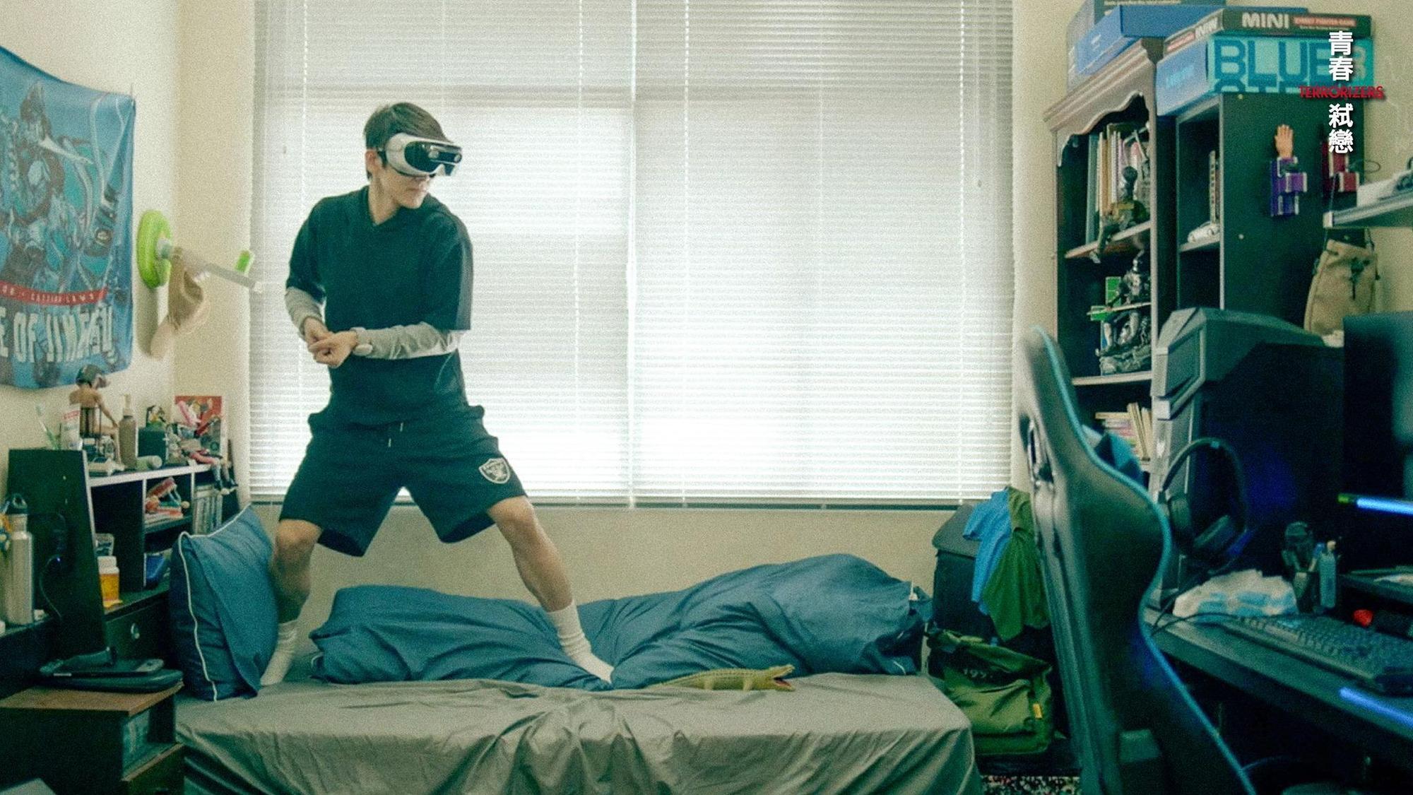 因拍攝「高雄VR FILM LAB」VR短片《看著我》,導演何蔚庭創造出新片中耽溺在VR遊戲虛擬世界的宅男林柏宏。(齊石提供)