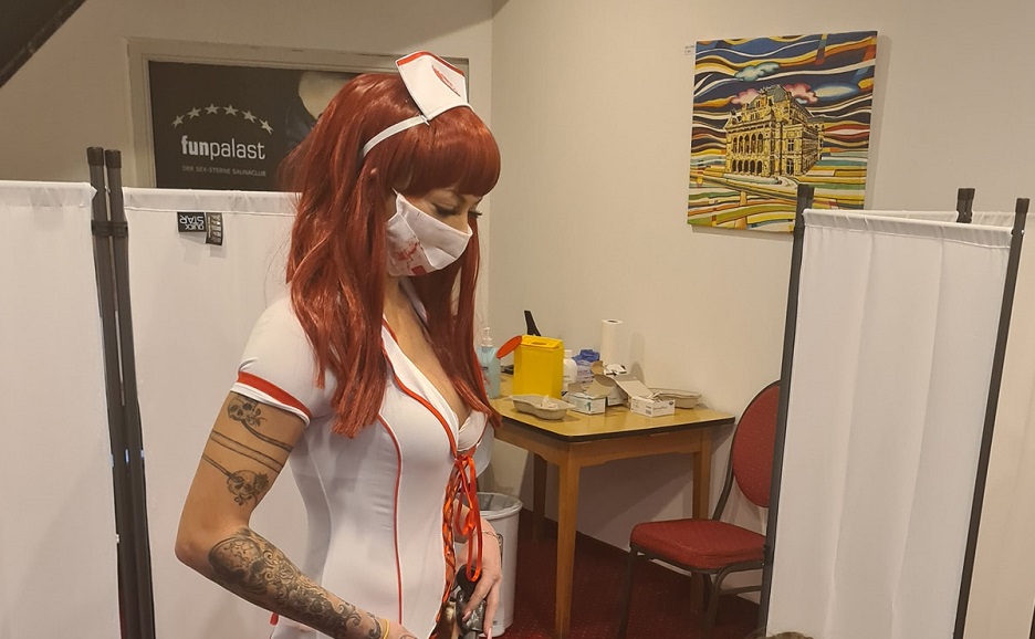 奧地利一間妓院推出來店施打疫苗就送「30分鐘免費服務」的活動。（翻攝「Fun-Palast」的臉書）