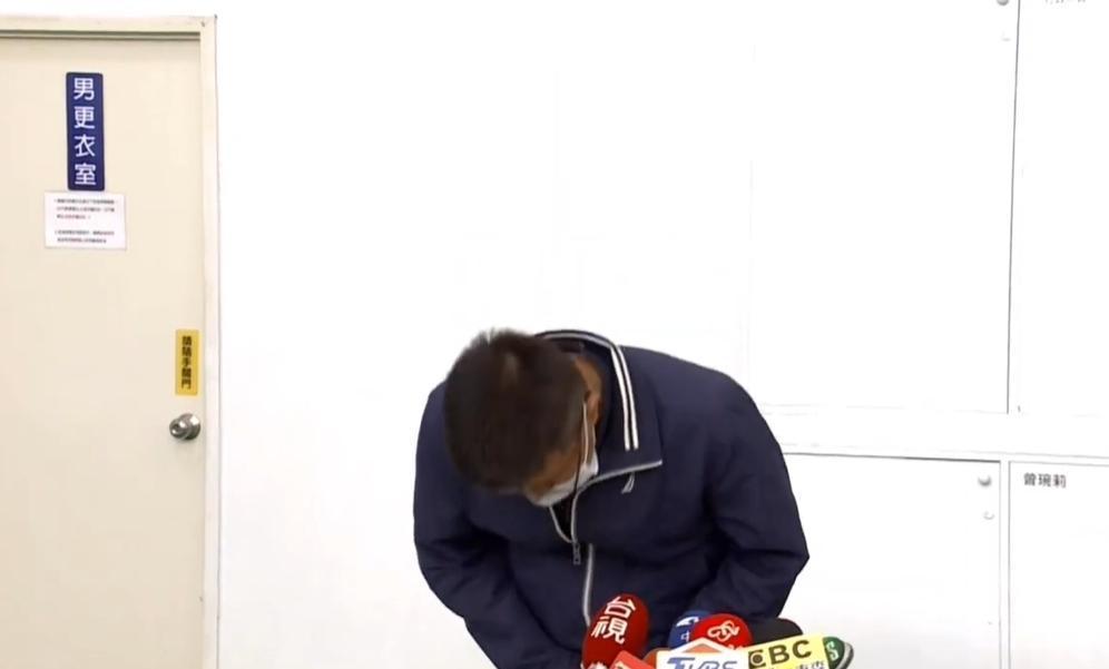 瑪莎拉蒂惡少的父親開記者會,狂鞠躬道歉並哽咽「我們真的很對不起」。(翻攝自鏡新聞畫面)