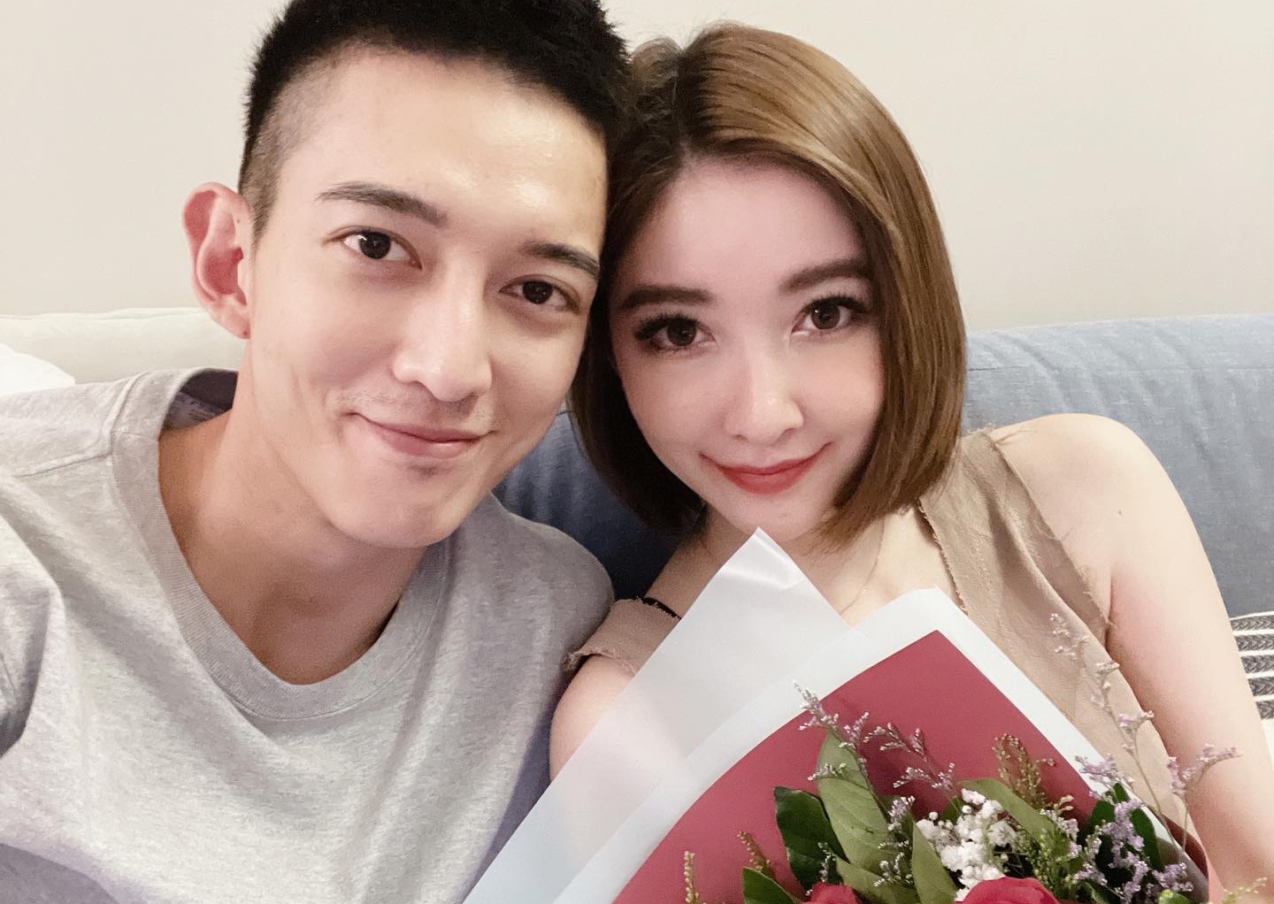 許維恩（右）和王家梁（左）婚後育有一女，許維恩也時常在社群分享家庭生活。（翻攝自許維恩臉書）