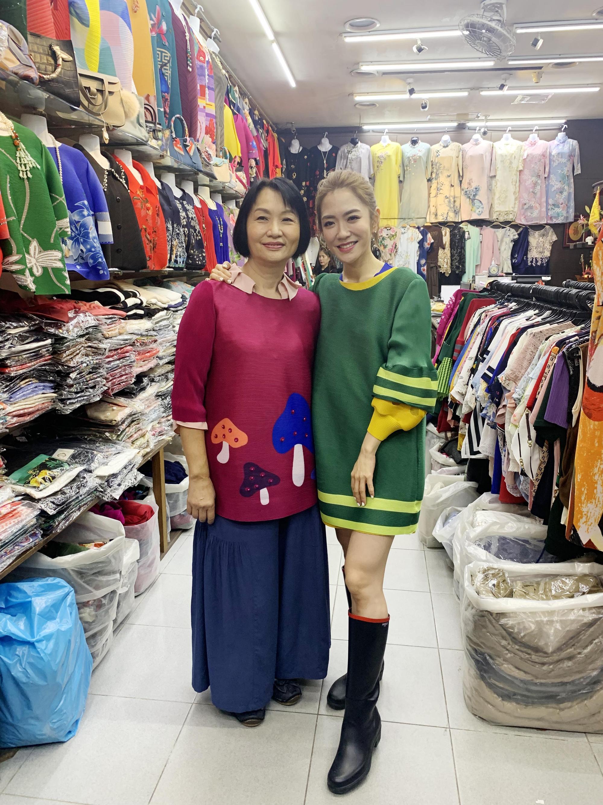 楊千霈與媽媽一起逛服裝商圈。（全國中小企業總會提供）