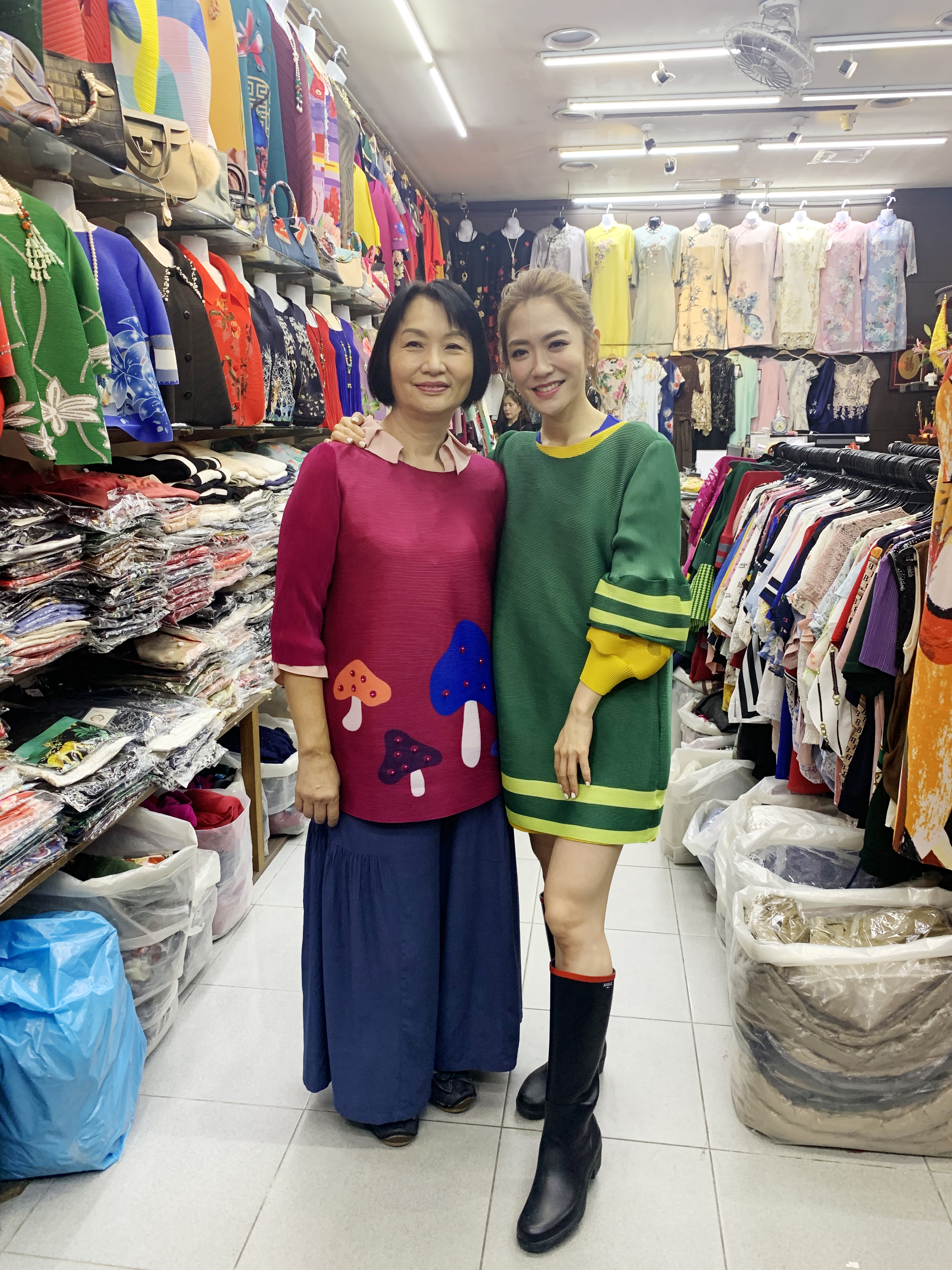 楊千霈與媽媽一起逛服裝商圈。（全國中小企業總會提供）