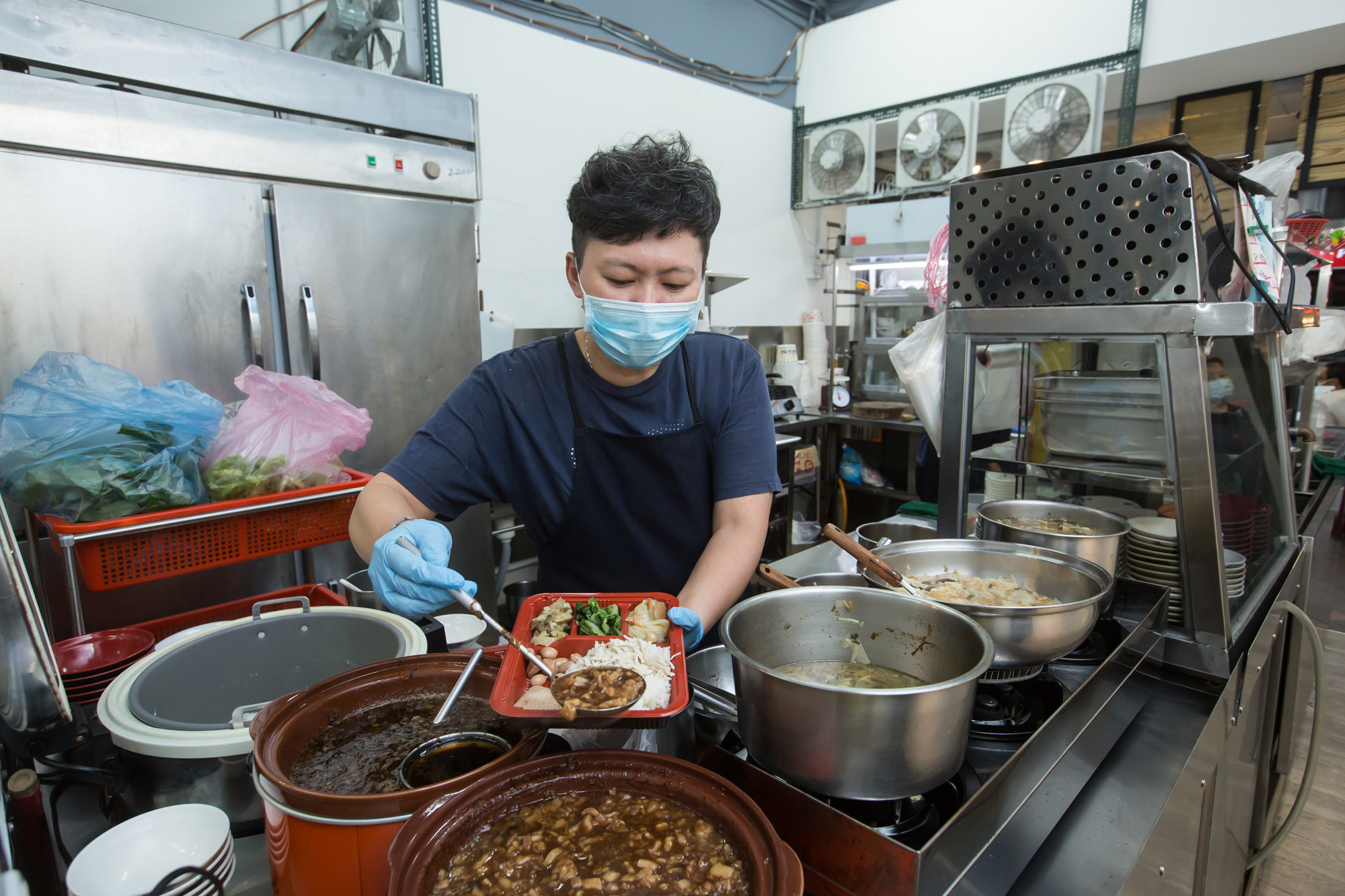 李佳美每週會有二2製作愛心便當，提供給弱勢學童，為了不讓飯菜混雜一起，還特別買了有格子的便當盒。