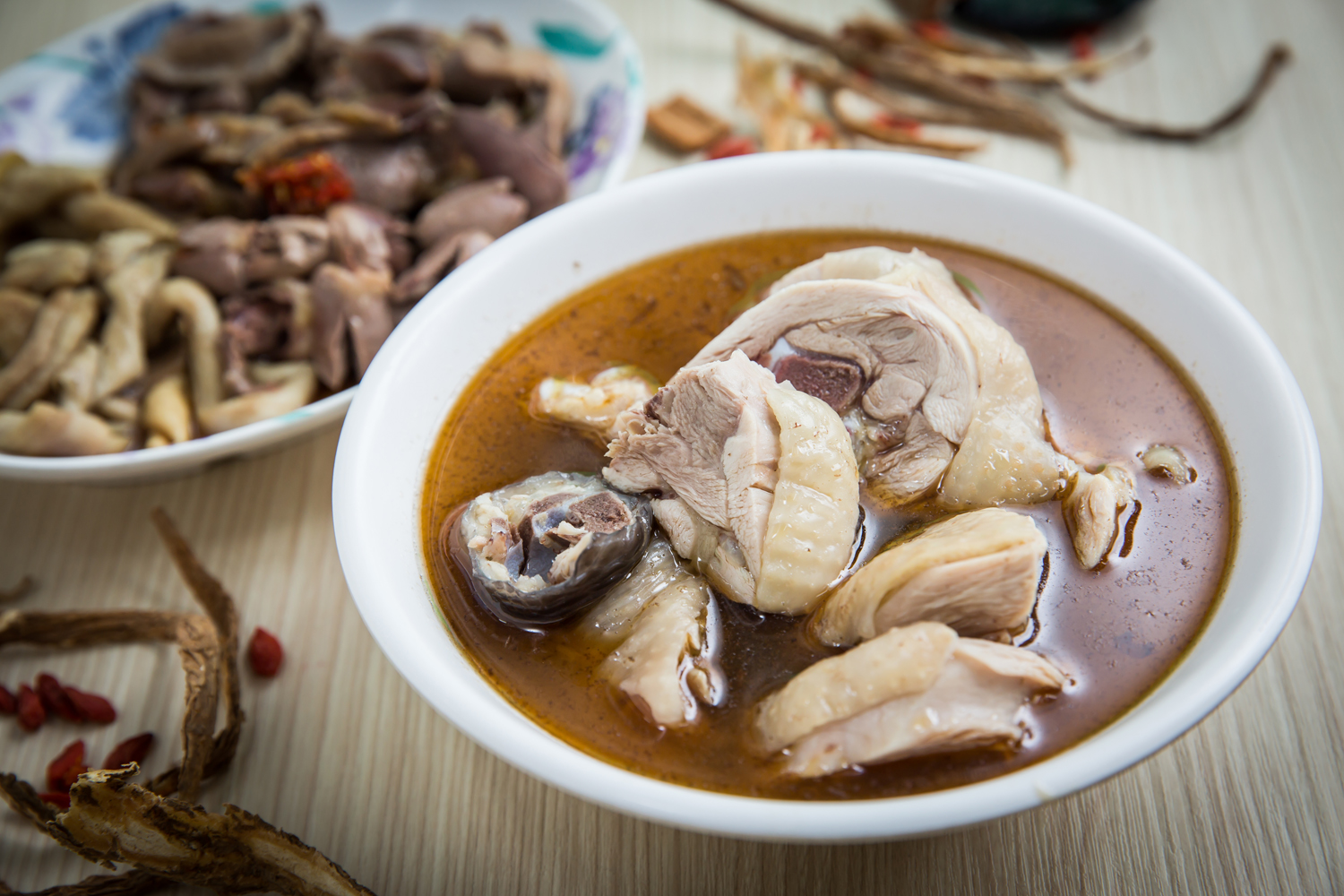 蔴油李的麻油雞是將黑羽土雞燙到7、8分熟後撈起、冰鎮,上桌前與麻油雞湯組合加熱,肉質鮮甜彈嫩、湯頭清爽。(麻油雞130元/份,麻油雞腿180元/份)