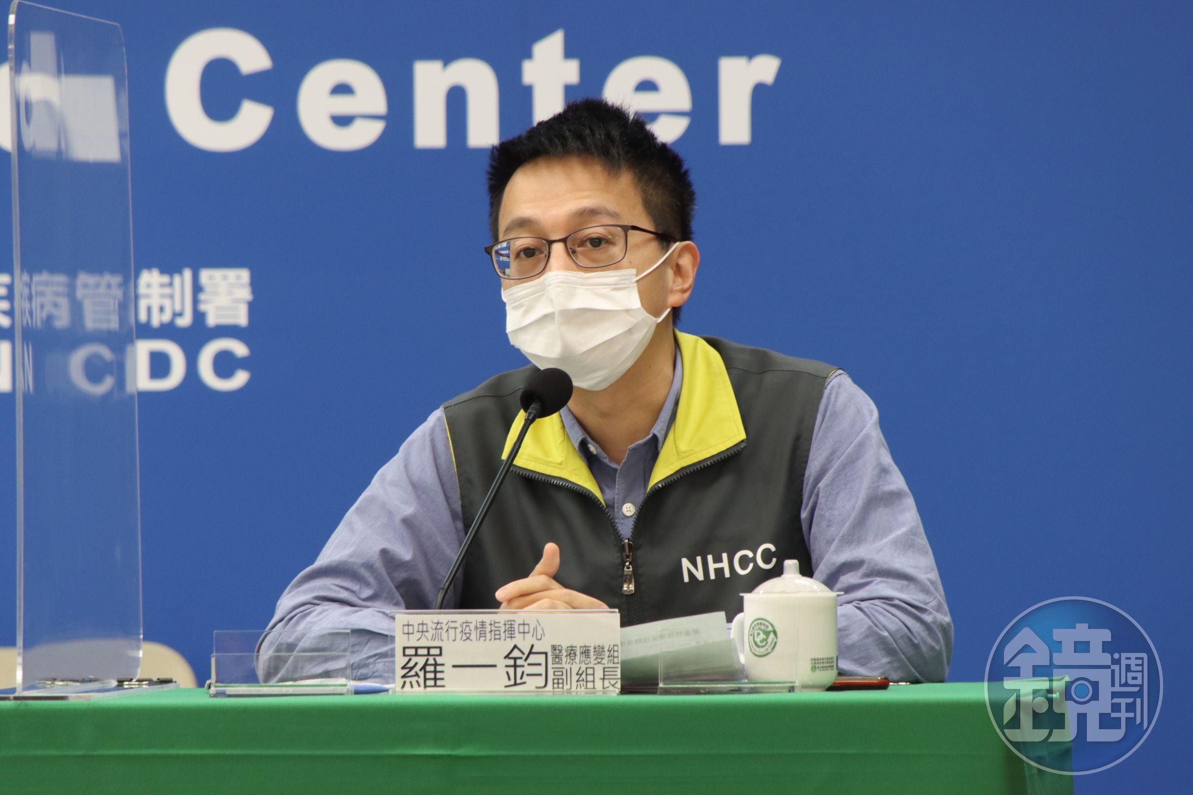 指揮中心醫療應變組副組長羅一鈞說明境外移入個案狀況。（指揮中心提供）