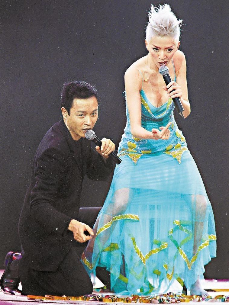 梅艷芳和張國榮表演默契絕佳，兩人在同年接連過世，象徵香港黃金年代的消逝。（東方IC）