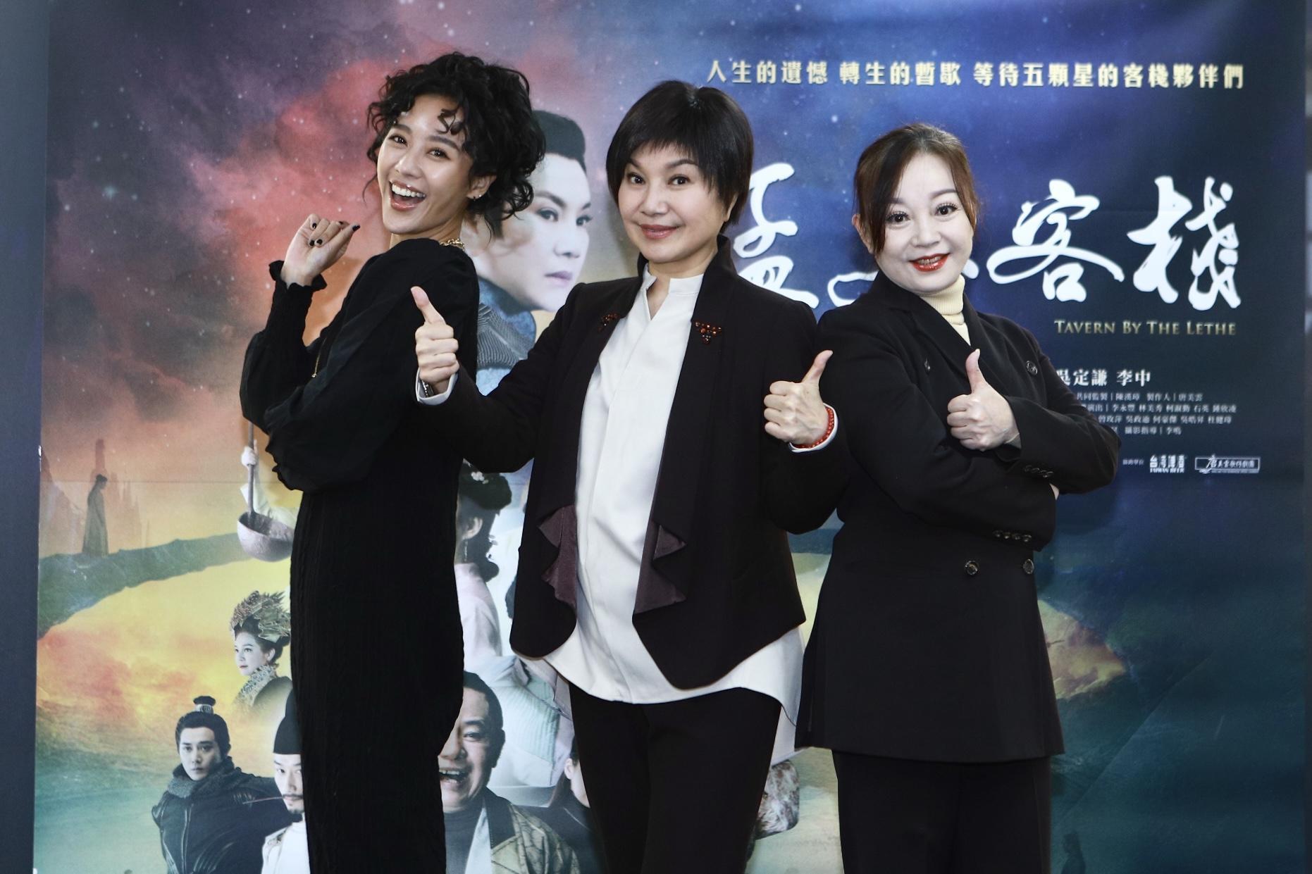 唐美雲(中)和狄玫(右)與方宥心(左)為《孟婆客棧》新單元造勢。(公視台語台提供)