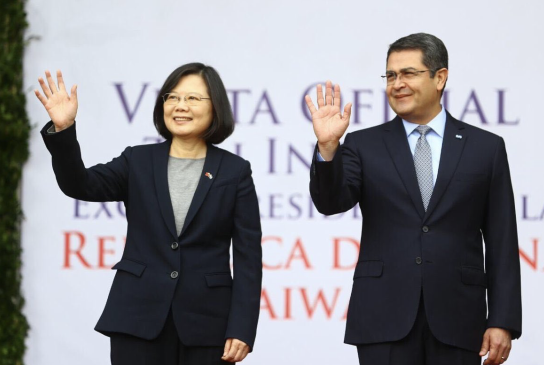 宏都拉斯前總統2021年在大選前於推特上貼出與總統蔡英文合照，公布訪台消息。（翻攝Juan Orlando Hernande推特）