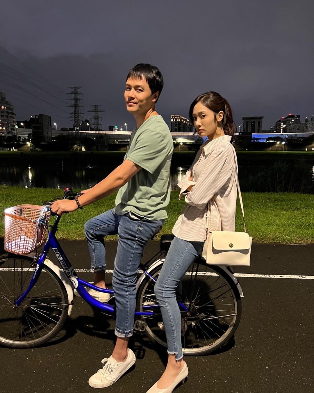 黃文星（左）跟邱子芯（右）在戲裡慢慢來電。（民視提供）