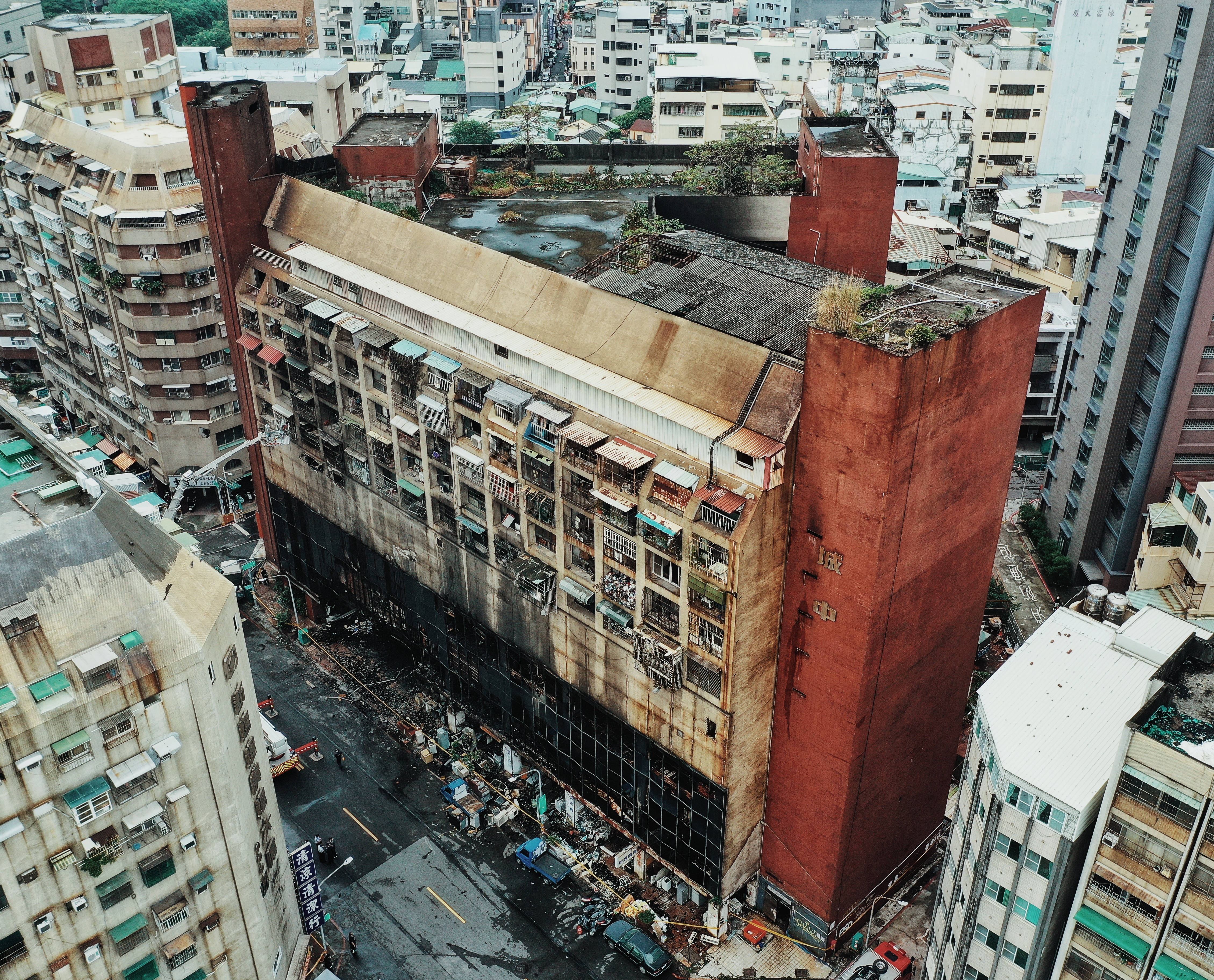 高雄市政府宣布城中城大樓將強制拆除，改建為公園綠地。