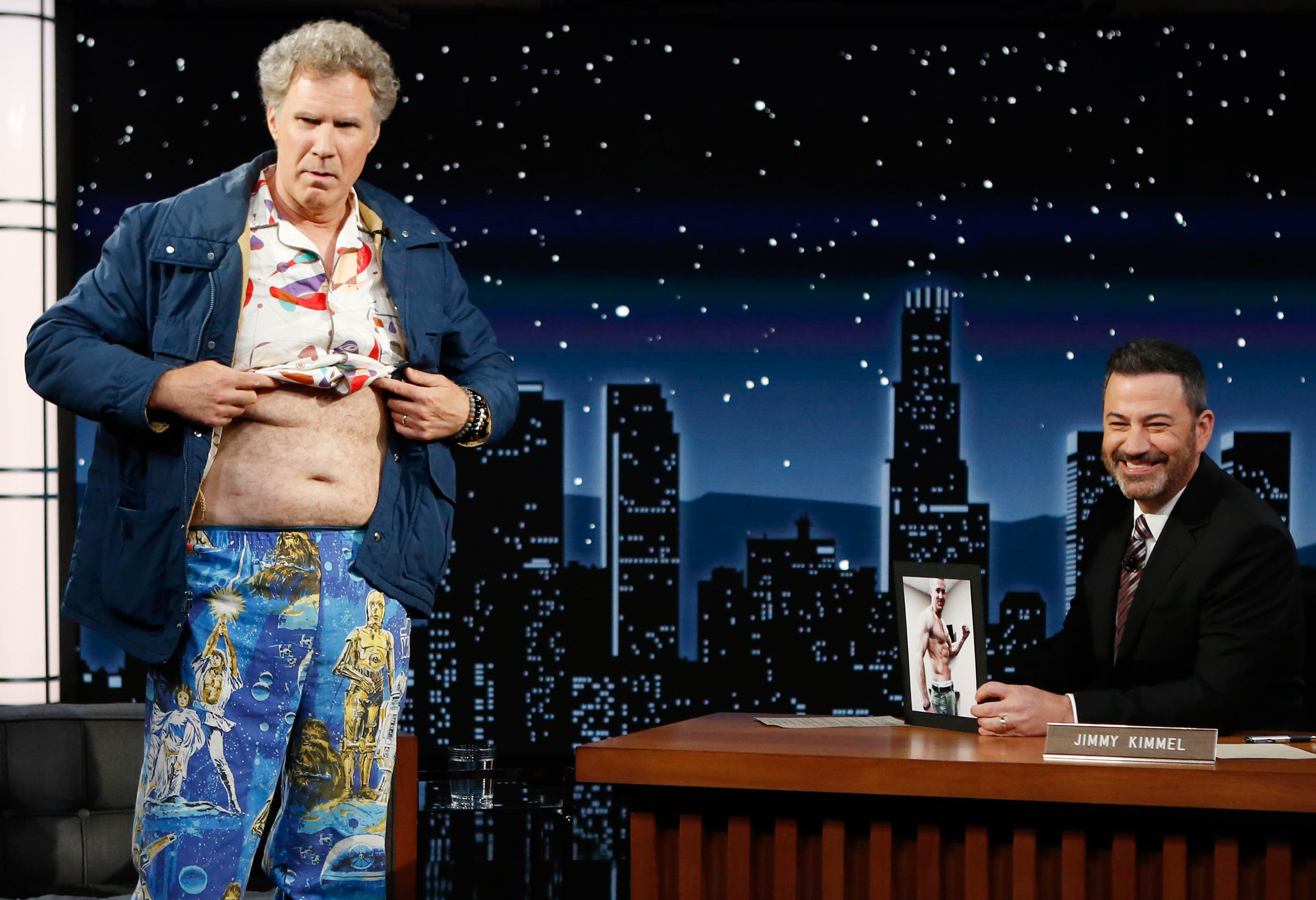 威爾法洛（左）堅持自己是萊恩雷諾斯，就連腹肌也有。（翻攝自Jimmy Kimmel Livew推特）