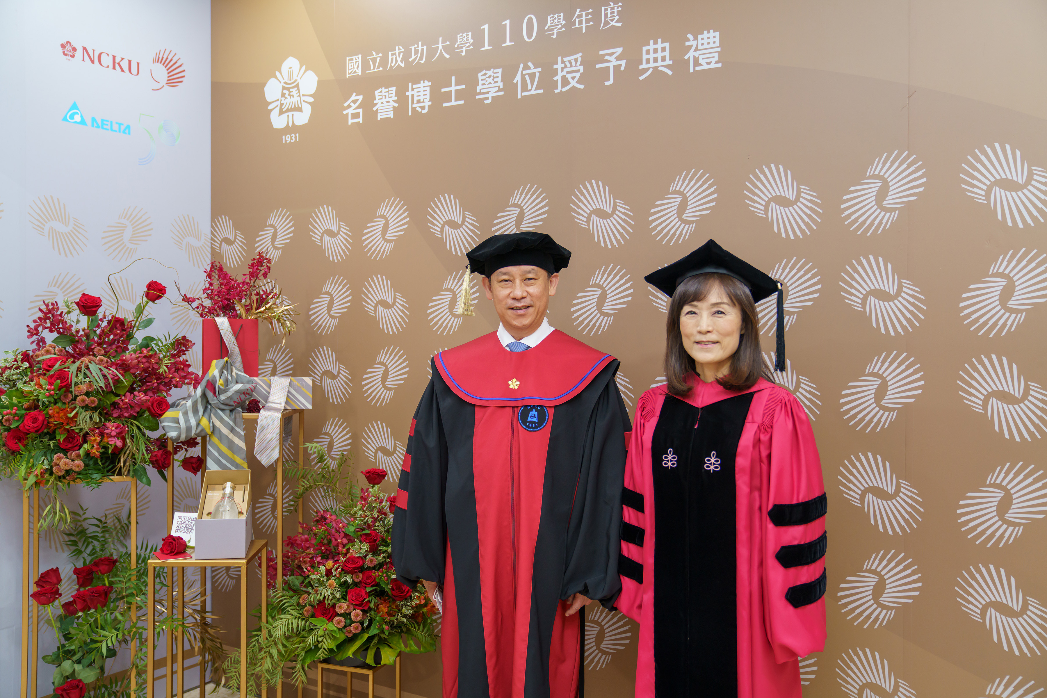 台達電執行長鄭平（左）獲成大名譽博士學位。（台達電提供）