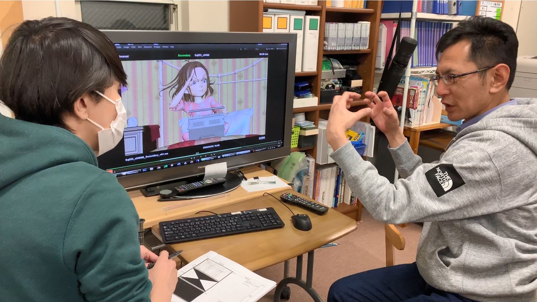 宮崎吾朗（右）找來馬來西亞動畫師Tan Se Ri一起製作《安雅與魔女》。（甲上娛樂提供）