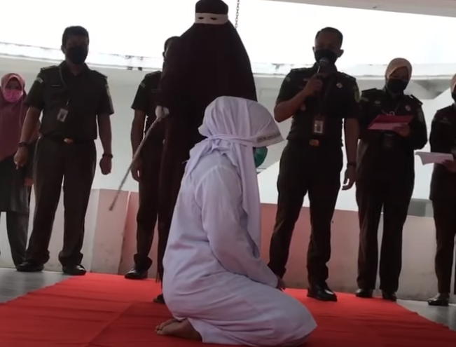 印尼一對男女因發生婚外情被判處公開鞭刑。（翻攝自Serambi on TV YouTube頻道）