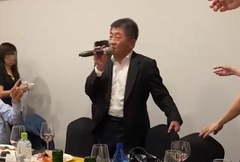陳時中被爆料在疫情期間與友人無罩聚會飲酒、唱歌，今又被爆料疑似在室內場所抽菸。（翻攝畫面）