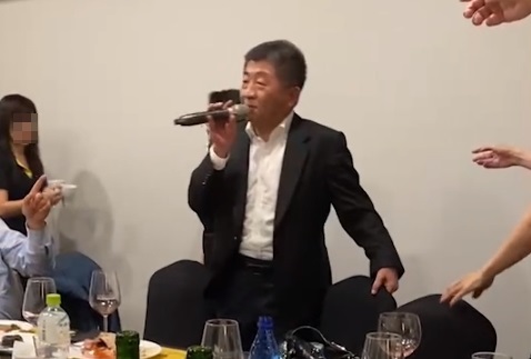 陳時中被爆料在疫情期間與友人無罩聚會飲酒、唱歌，今又被爆料疑似在室內場所抽菸。（翻攝畫面）
