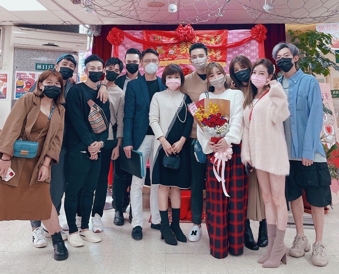 王家梁的父母和許維恩的姐姐、弟弟都到場祝賀。(經紀人提供)
