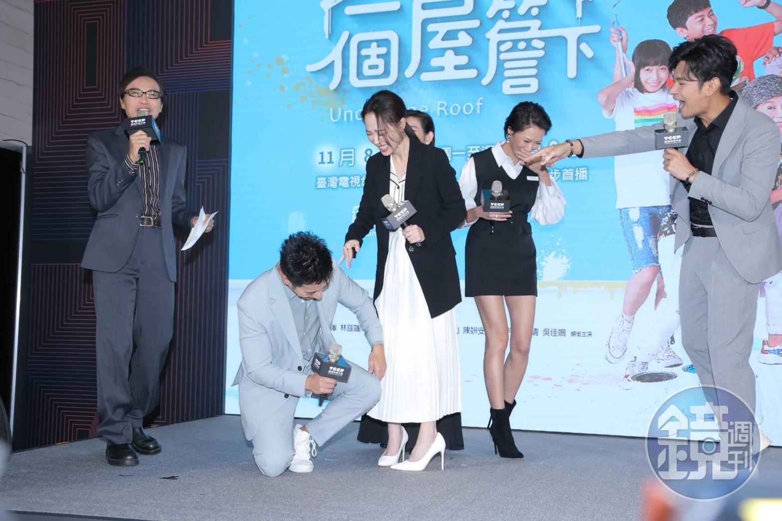 周孝安講錯劇中人物關係尷尬萬分。