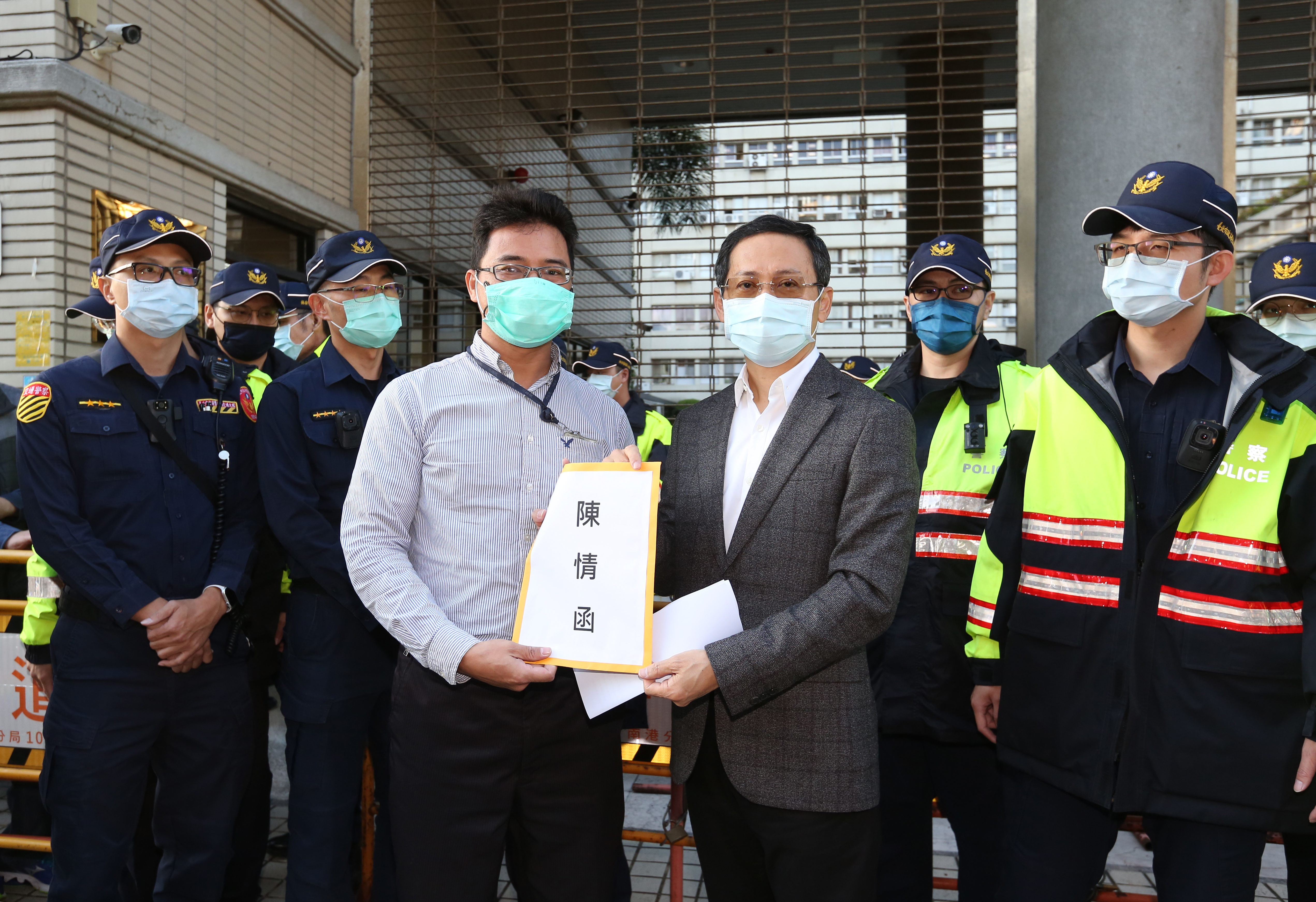 王炯棻已對馬堅勇提出背信、散布不實謠言等告訴，還向經濟部遞交陳情函盼盡快完成變更登記