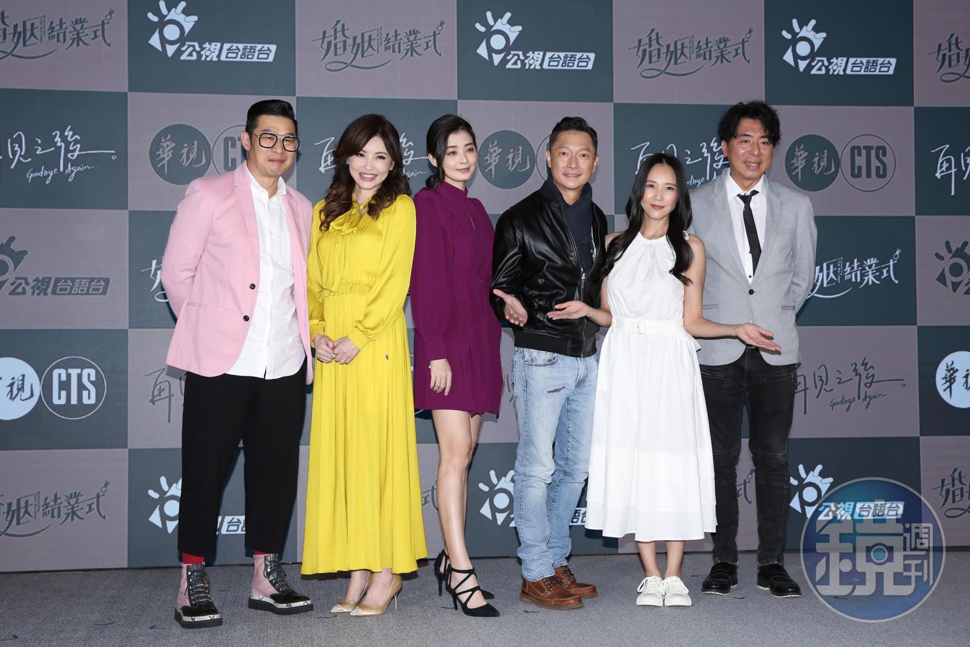 謝祖武（右3）在《婚姻結業式》和夏如芝（左3）飾演一對夫妻，但兩人之間卻出現了張本渝（右2）。