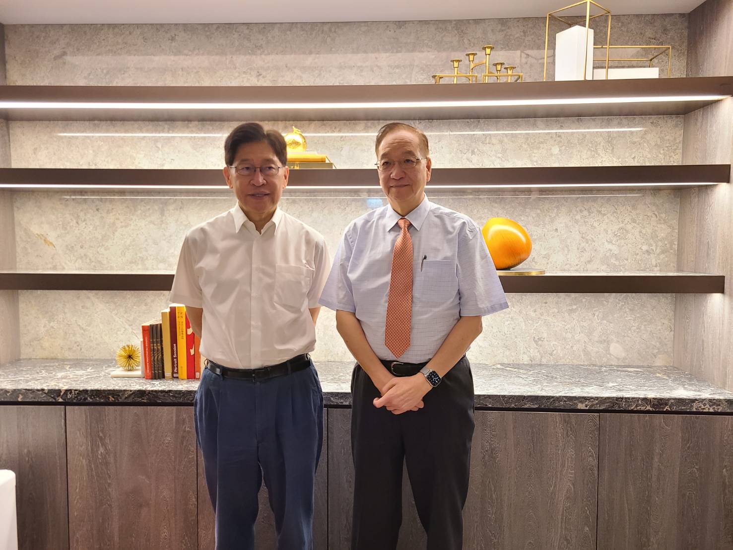 生華科是台灣第一家通過新冠肺炎二期臨床的新藥公司，但總經理宋台生（右）今公告退休，（圖左為董事長胡定吾）。