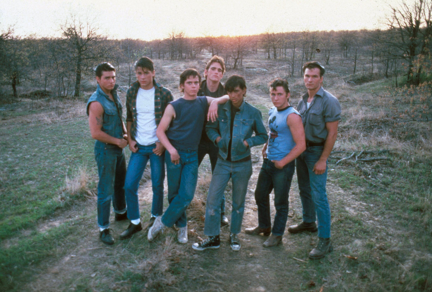 當年只有20出頭的阿湯哥（左一）好青澀，但沒過幾年就憑《捍衛戰士》成了全球巨星。（双喜電影）