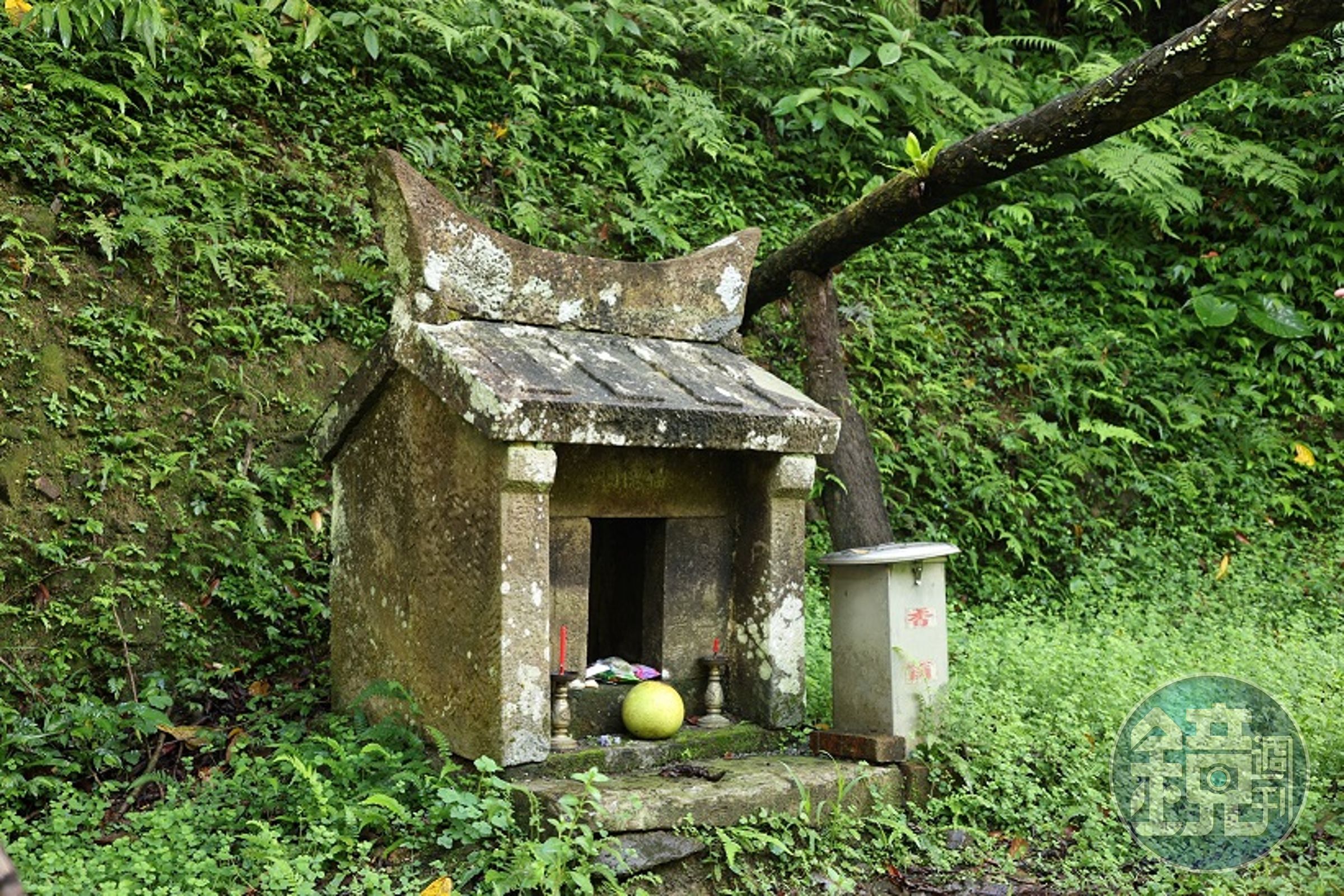 整個雙溪約有250座土地公廟，這座石砌小土地公廟有上百年歷史。