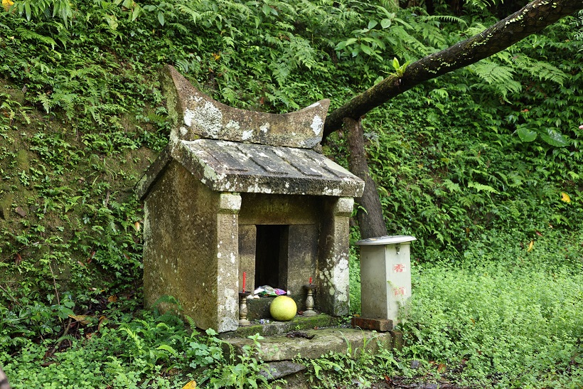 整個雙溪約有250座土地公廟，這座石砌小土地公廟有上百年歷史。