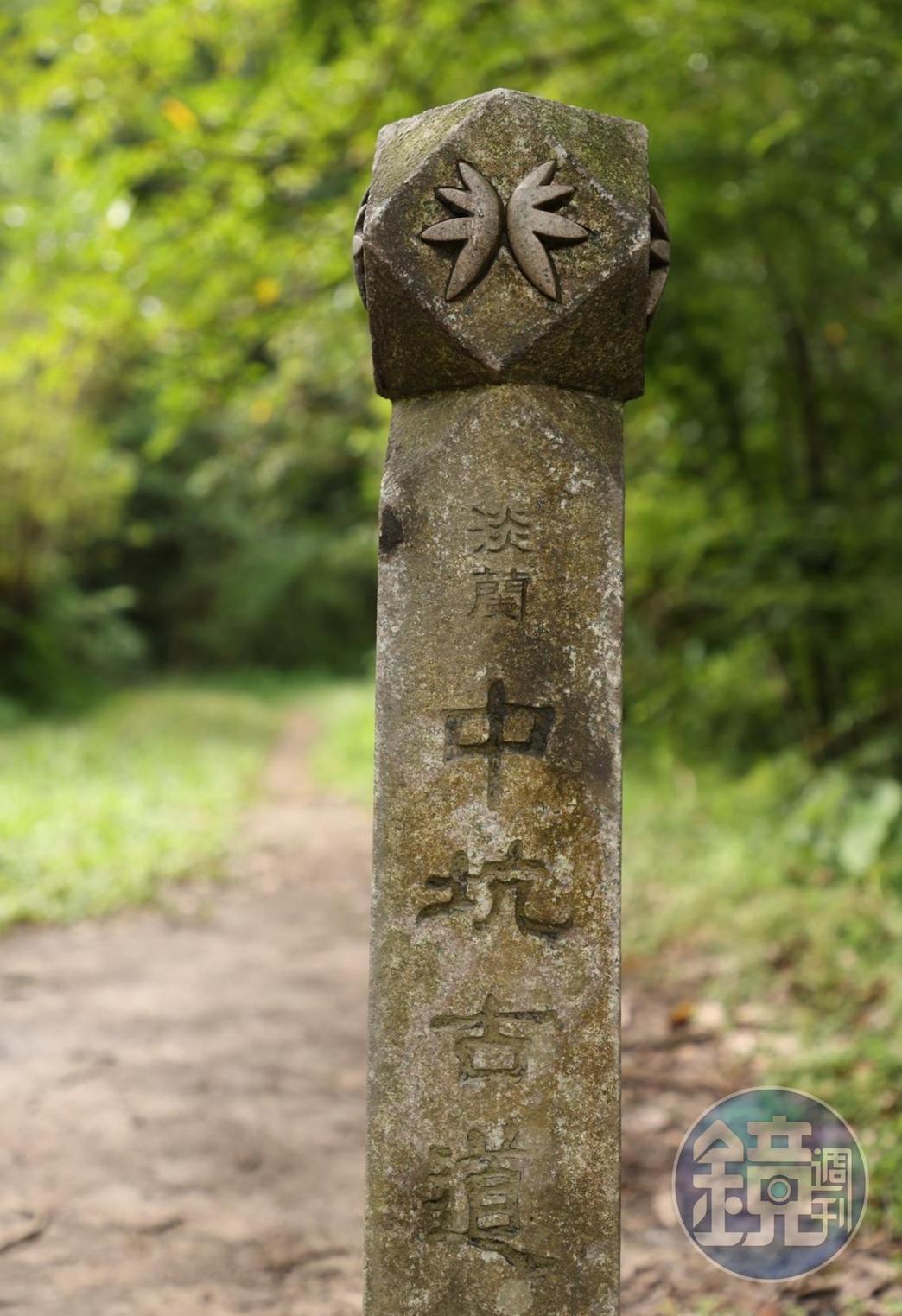 淡蘭古道的雙扇蕨標誌，是設計師蕭青陽的設計，經過50次退件才定稿。