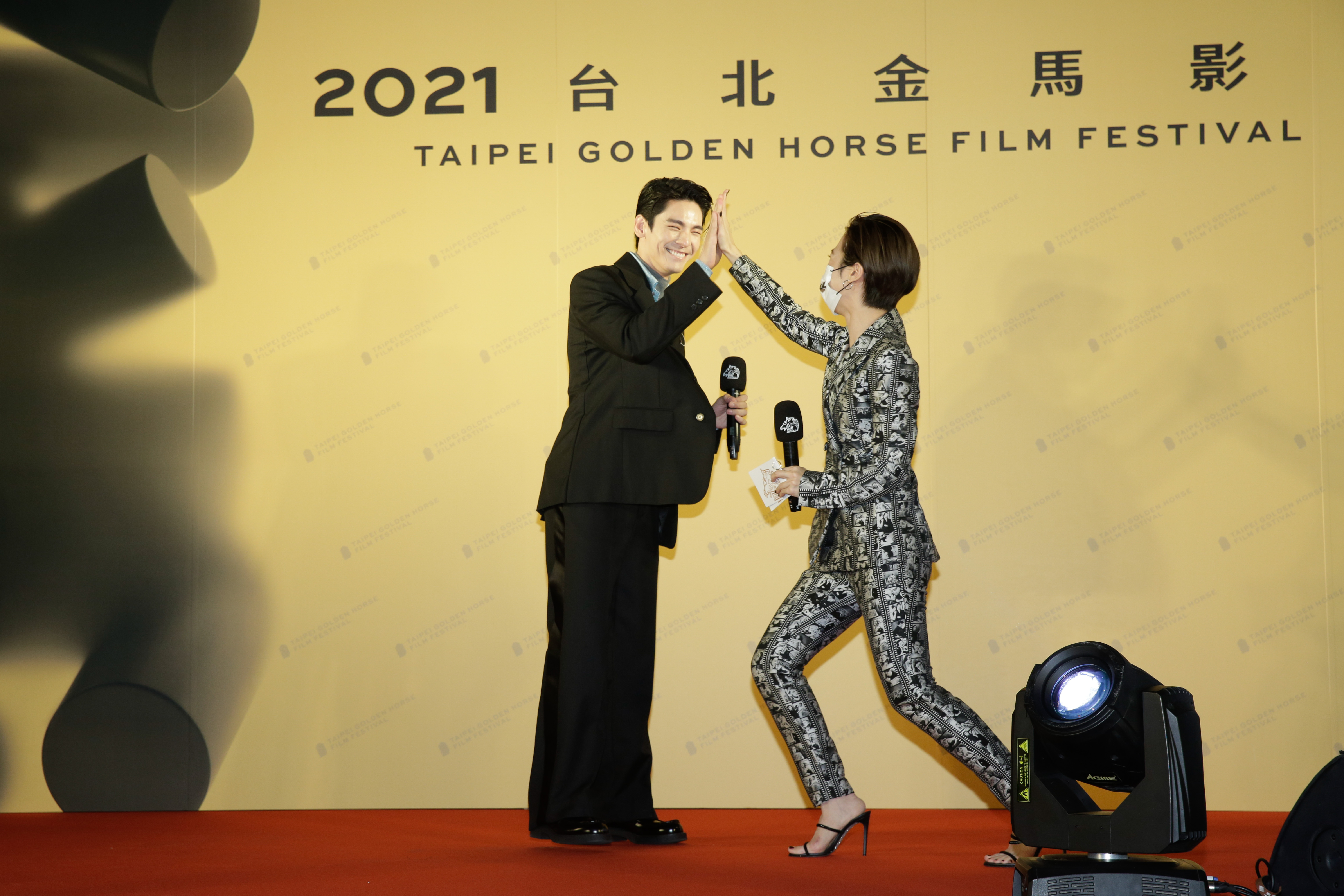 順利以金馬頒獎典禮主持人身分宣布本屆金馬影展開鑼,林柏宏不禁與Lulu 擊掌慶祝。