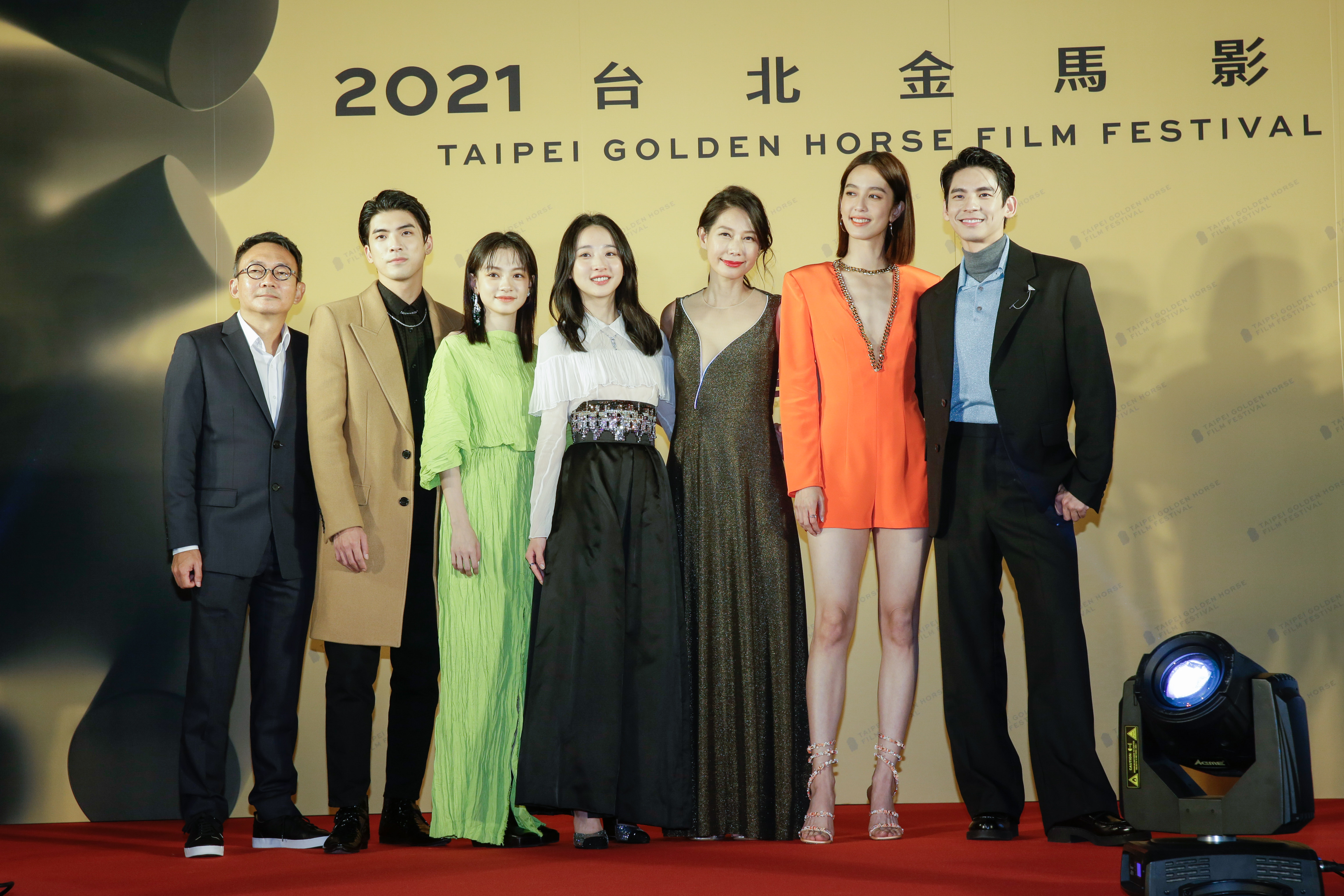 《青春弒戀》演員及導演為金馬影展揭開序幕，陳庭妮與姚愛姚愛寗的衣服顏色剛好是橘色與綠色，堪稱「大吉大利」（大橘大綠）。