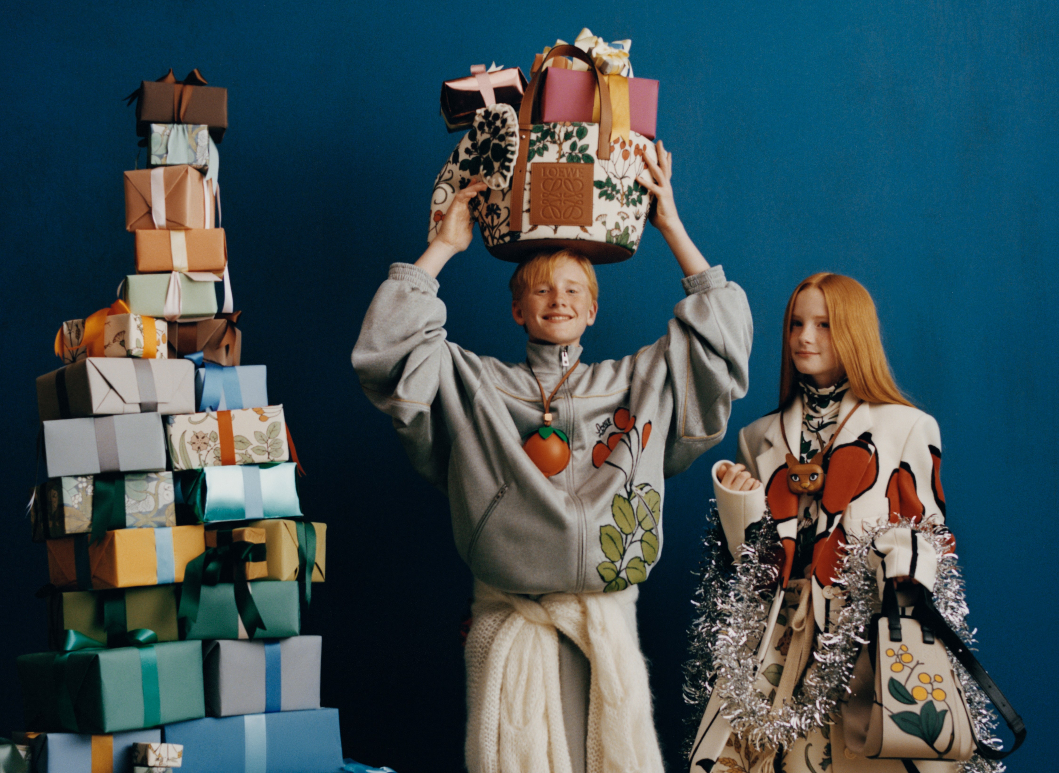 LOEWE節日系列以花卉、雀鳥、水果等圖案為整個系列的靈魂。（LOEWE提供）