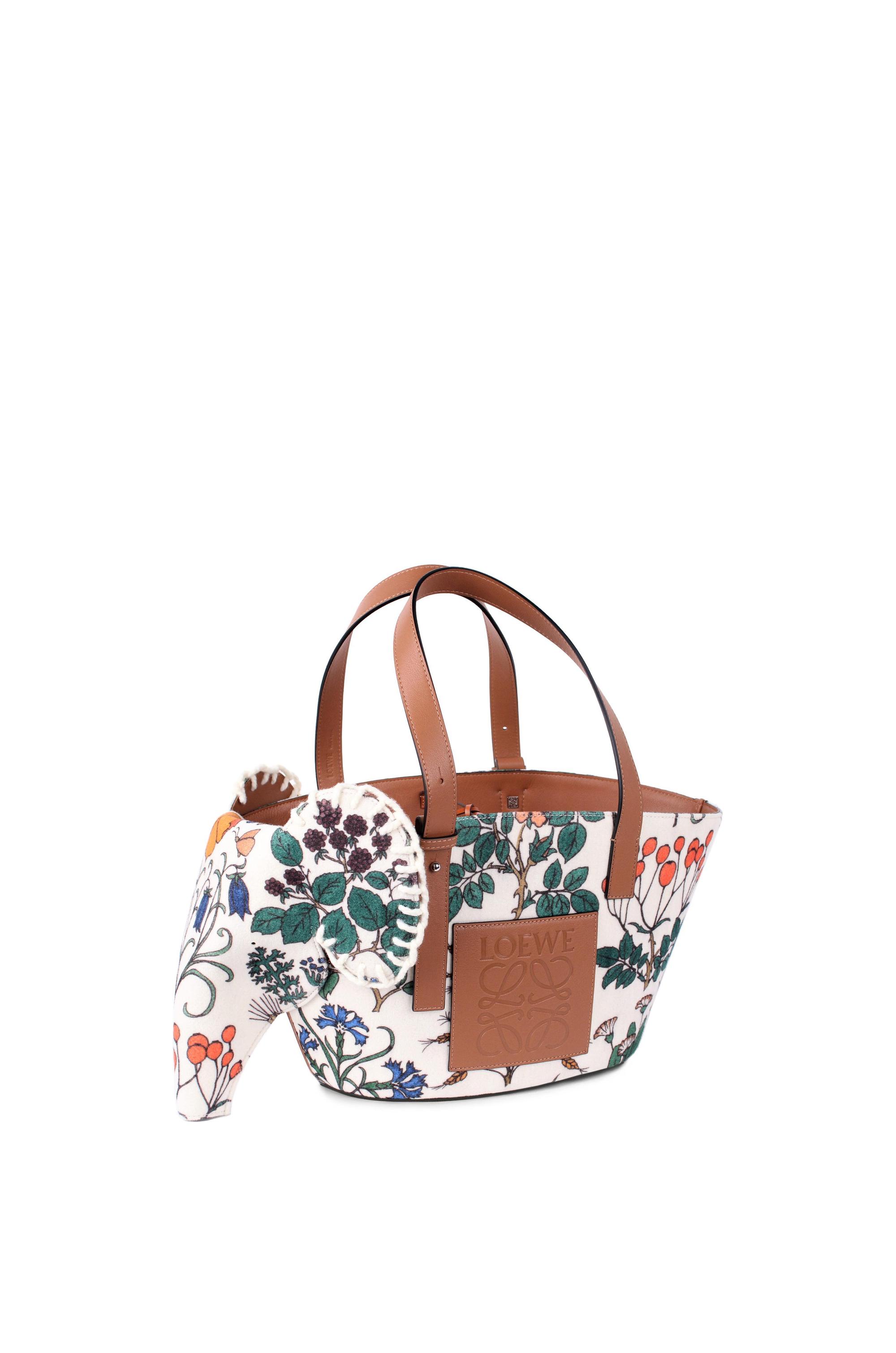 大象造型Voysey印花圖案手提籃$68,000(LOEWE提供)
