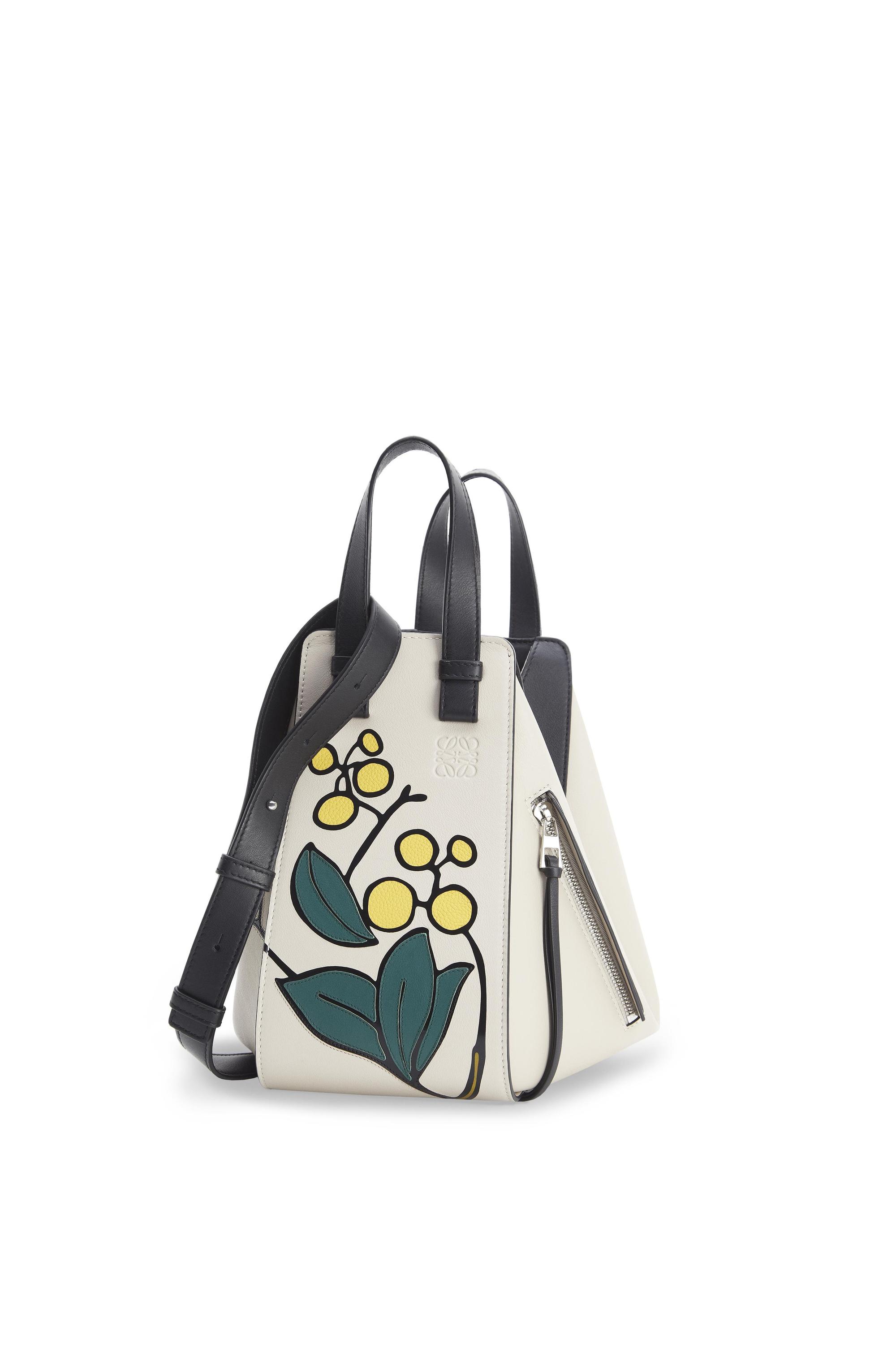 Hammock嵌花小牛皮肩背提包$106,000(LOEWE提供)