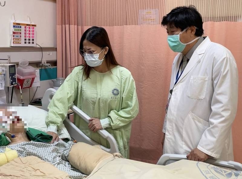 中榮神經醫學中心主任沈烱祺向宋母解釋病情，他強調，患者腦壓有改善降，往好的方向發展。（台中榮總提供）