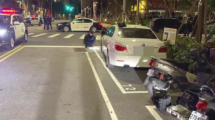 蔡男將白色BMW停在停車格後，訪友後取車遭搶千萬元鉅款。（警方提供）
