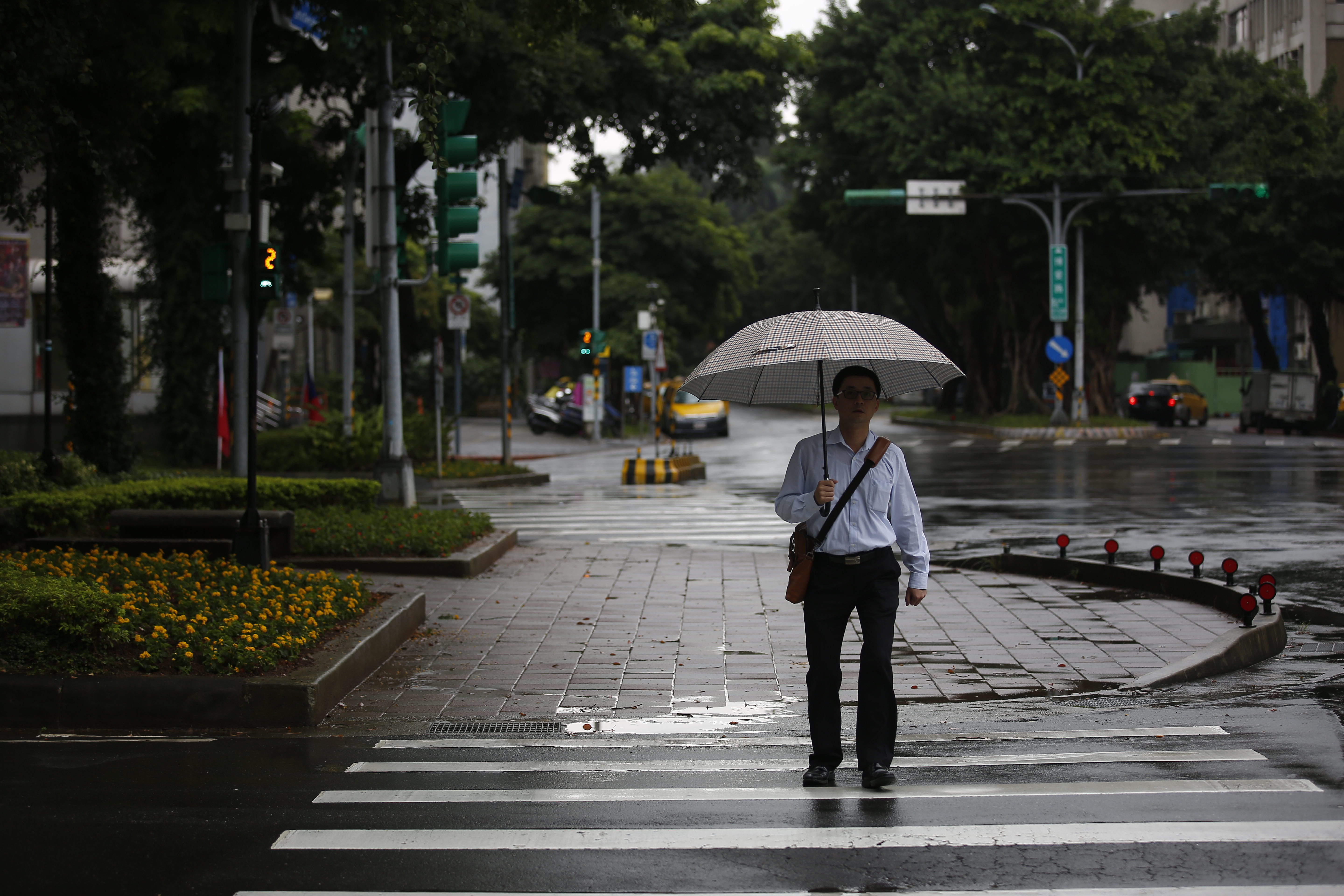 今（18日）鋒面掠過台中以北沿海有雨，北台灣因雨轉涼，其他地區氣溫變化不大。（本刊資料照）