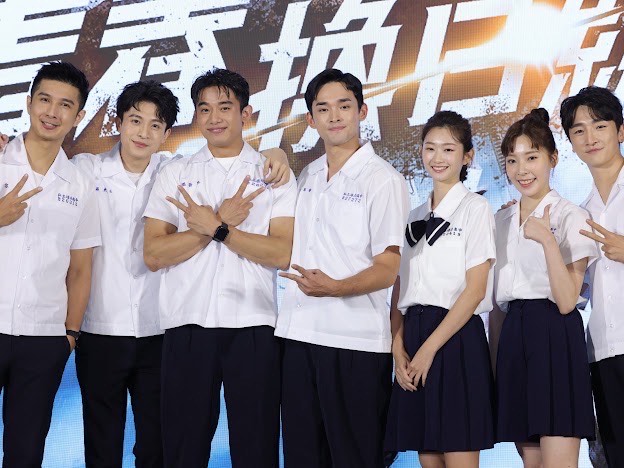 《青春換日線》演員均為新面孔，包括邱品程（左起）、呂晉宇、初孟軒、商鼎、晏柔中、黃琳媛、葛丞等。（峰起云湧影業）