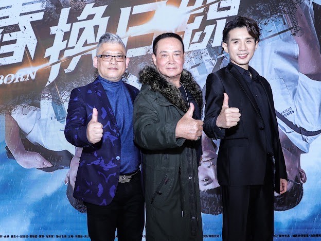 80年代曾演出金庸劇《神鵰俠侶》楊過一角的老牌演員孟飛，為亦有參與演出的兒子孟翔來站台。左為導演杜榮峰。（峰起云湧影業）