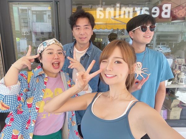 梁赫群、李易、大文與林莎一群人搭乘豪華遊艇到小琉球。（TVBS提供）
