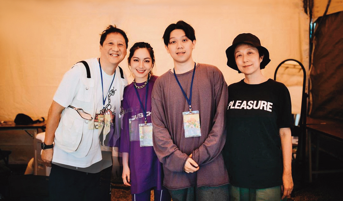 張牧喬（左二）與黃韻玲（右一）和沈光遠（左一）的兒子沈裕紘（右二）高中相識交往至今。（翻攝自沈裕紘IG）