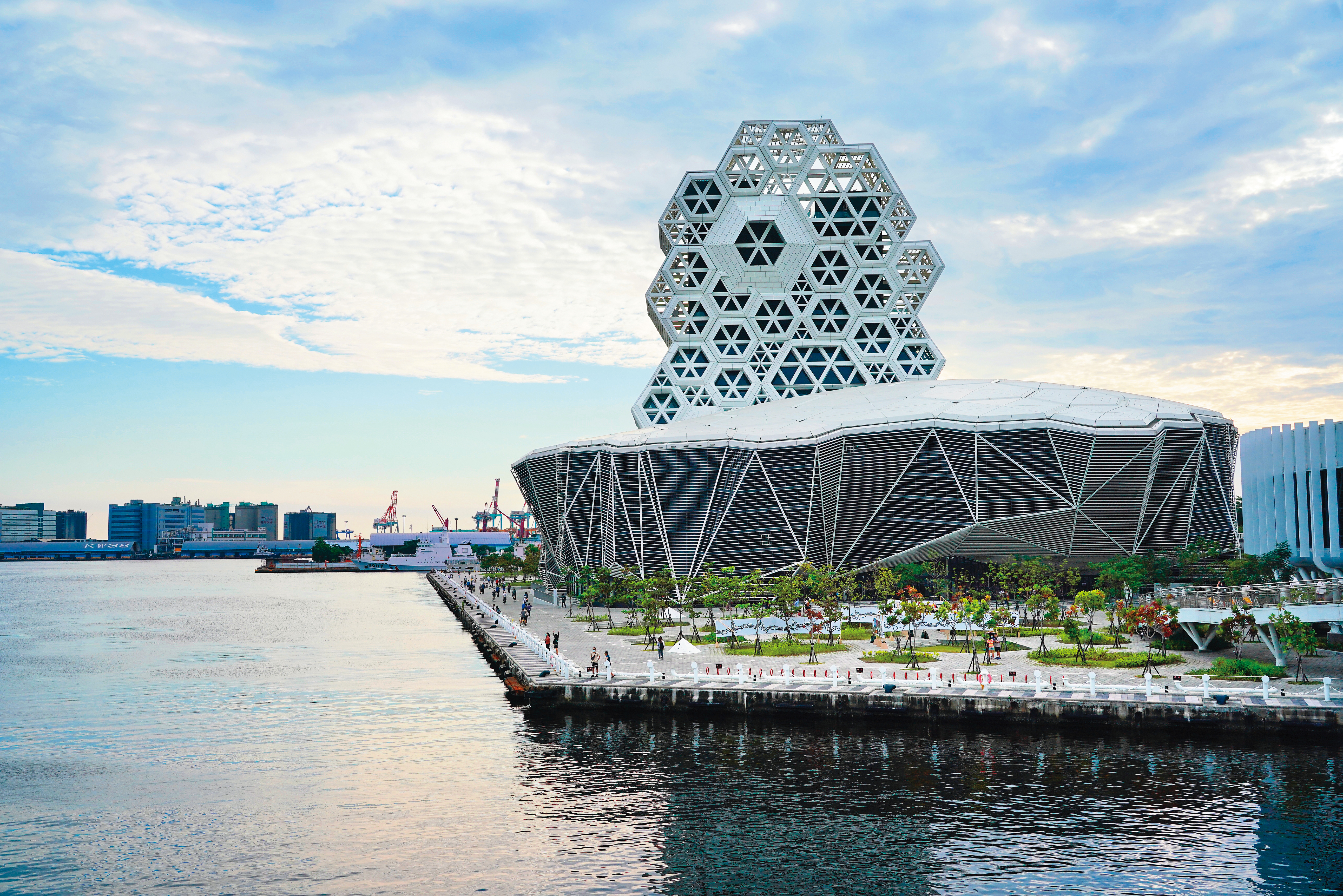 高流位於愛河出海口，是高雄首座以流行音樂演出為設計主體的專業場館。