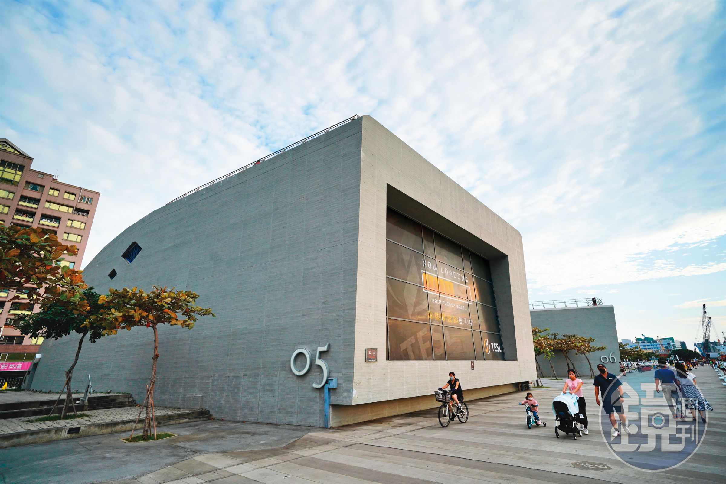 鯨魚堤岸以鯨魚群為建築意象設計，共有6棟獨立式展演空間，目前已有4棟啟動營運，其中1棟為高雄電競館。