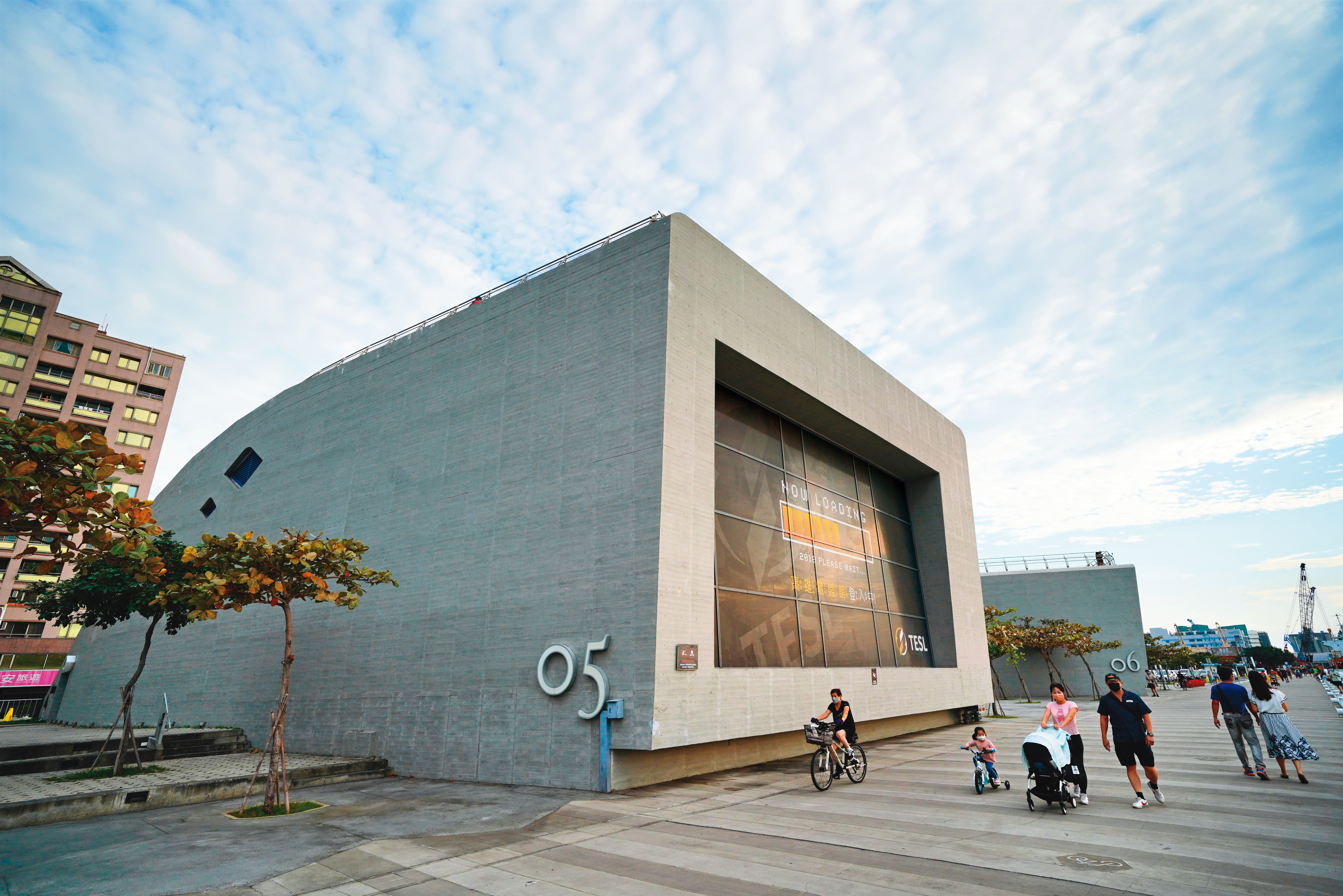 鯨魚堤岸以鯨魚群為建築意象設計，共有6棟獨立式展演空間，目前已有4棟啟動營運，其中1棟為高雄電競館。